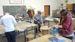 2. 6 SchülerInnen der 'Schülerfirma Holz' in arbeitsteiligen Stationen bei der Arbeit