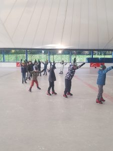 Sportunterricht auf dem Eis!