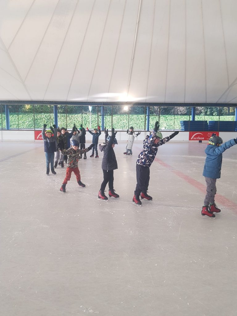 Sportunterricht auf dem Eis!